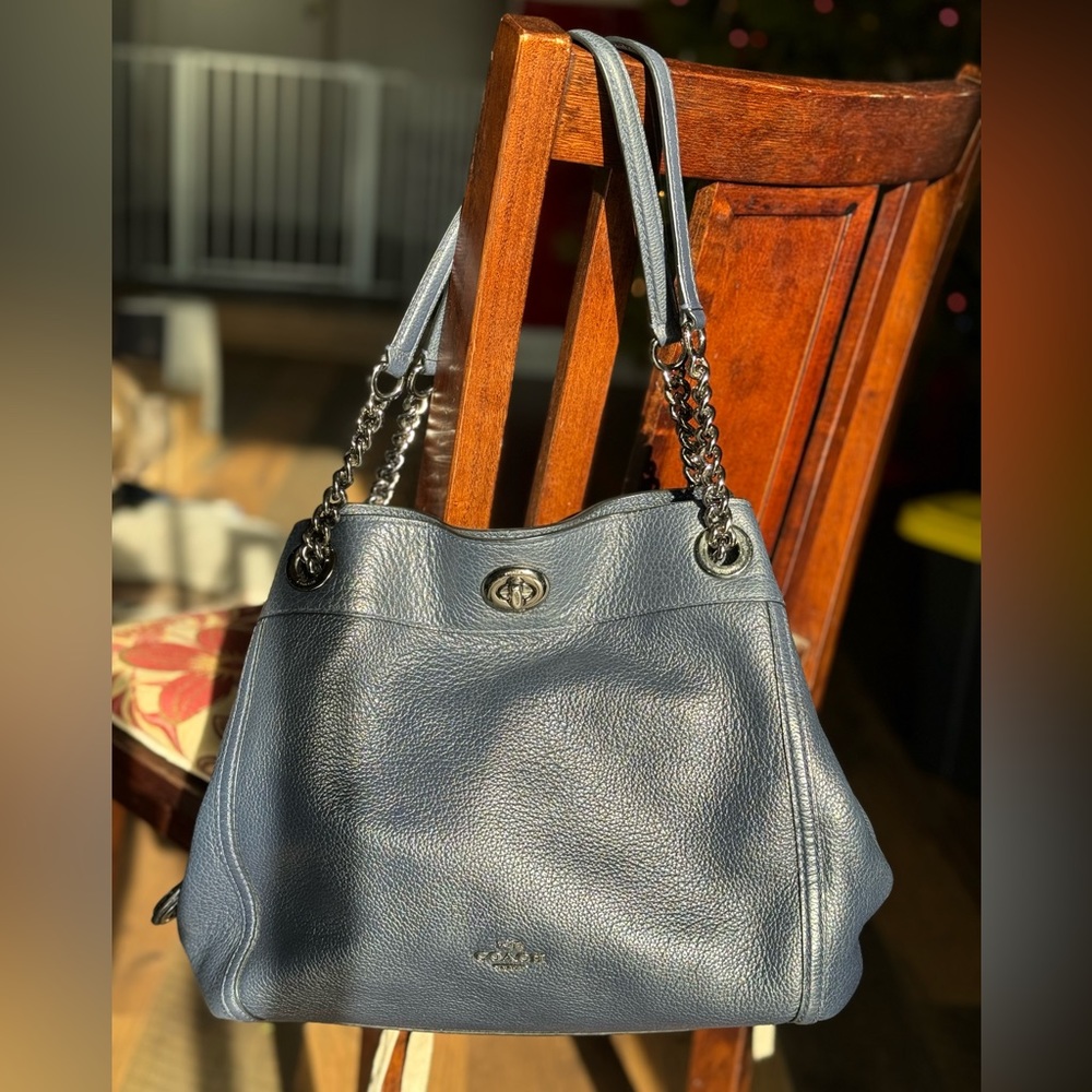 Coach!! Navy blue tote and matching wallet 🤩